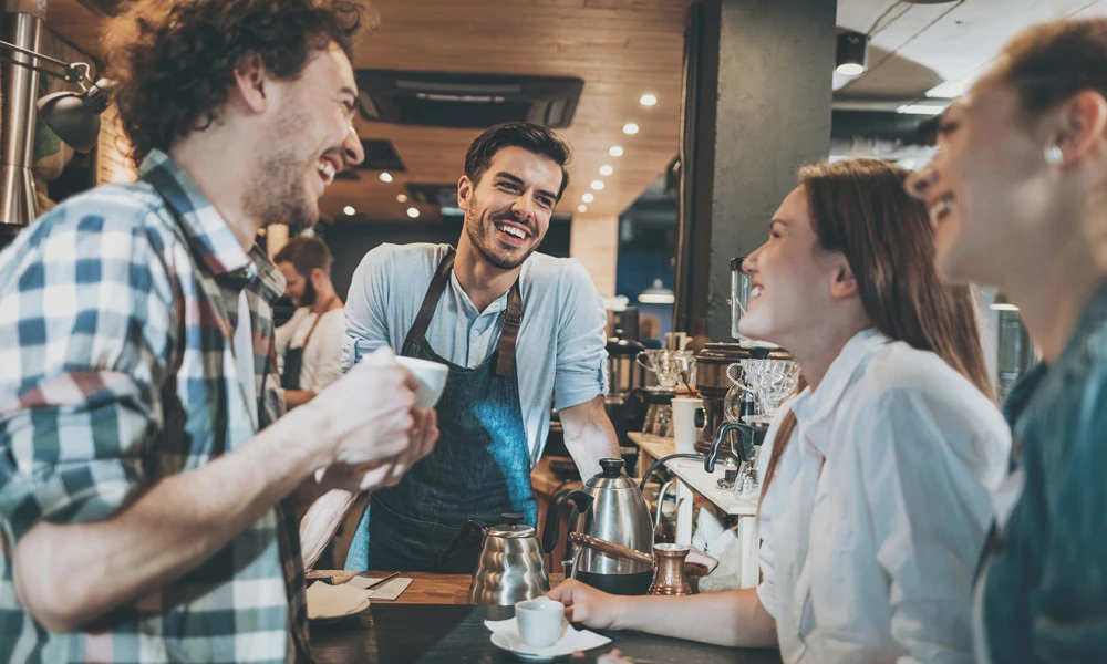 Un groupe partageant un moment convivial dans un restaurant