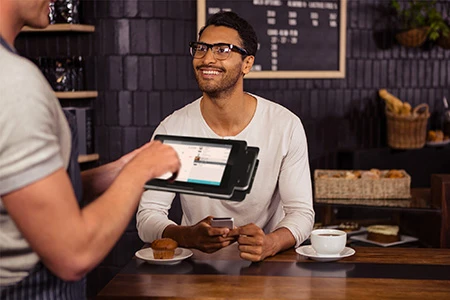 Un homme payant dans un restaurant 