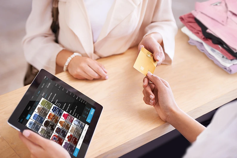 Un client en magasin utilisant talech