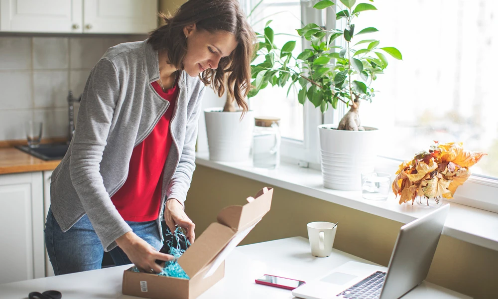 Une femme utilisant le système de conversion multidevise (Multi-Currency Conversion, MMC) d’Elavon