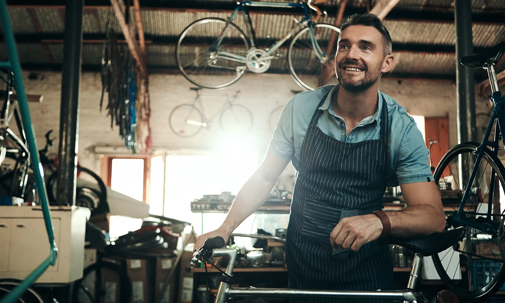 Un travailleur dans un magasin de vélos