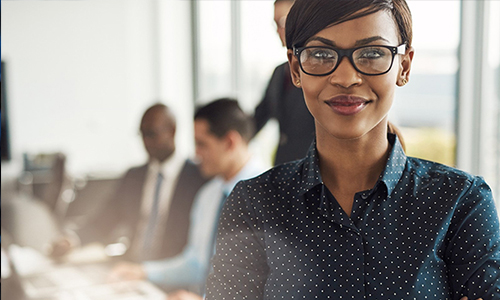  femme dans un centre de service client